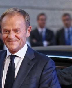 Donald Tusk pokazuje prezent od polskich studentów. "Najlepsza okazja"