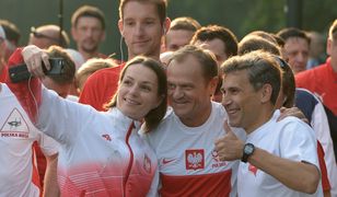 „Tusk popija wino i dobrze się bawi". Tak były premier drażni PiS