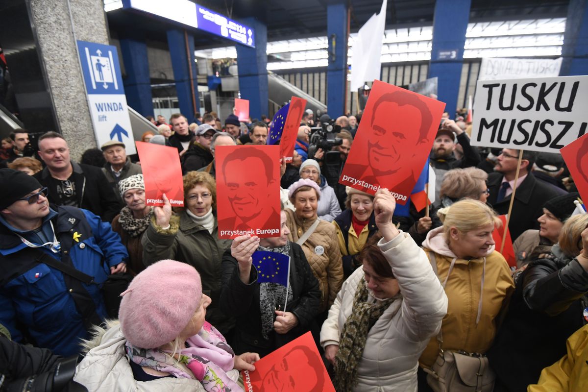 Wiemy, dlaczego Schetyna nie powitał Tuska na Dw. Centralnym