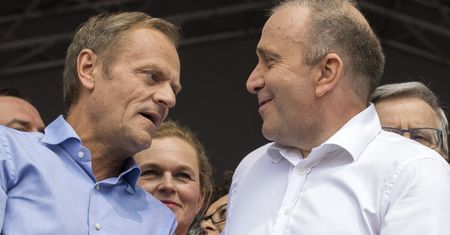 Wiek emerytalny. Schetyna mówi o "błędzie", ale w programie zapowiada jego powtórzenie