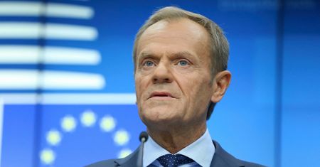 Koziński: "Wystartuje, nie wystartuje - książkę wydać warto. Publikując pamiętniki, Tusk podgrzewa atmosferę" [Opinia]