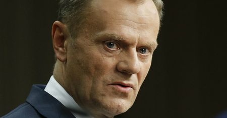 Donald Tusk przyjeżdża na przesłuchanie. Co na to Polacy?