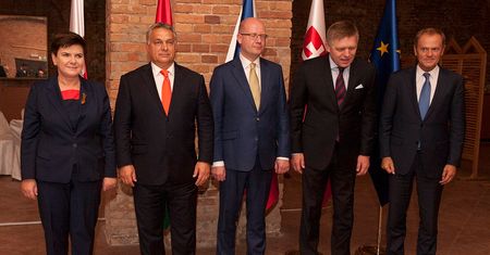 Jedno zdjęcie, a mówi tak wiele. Szydło i Tusk nie mogli stanąć dalej od siebie