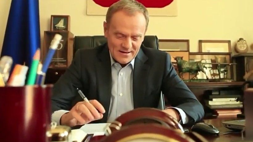 Donald Tusk w wykonaniu utworu "Hej Jude".