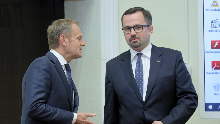 Komisja śledcza kierowana przez posła PiS Marcina Horałę chce postawić Donalda Tuska przed Trybunałem Stanu. Na zdjęciu były premier i szef komisji podczas przesłuchania 17 czerwca 2019 r.