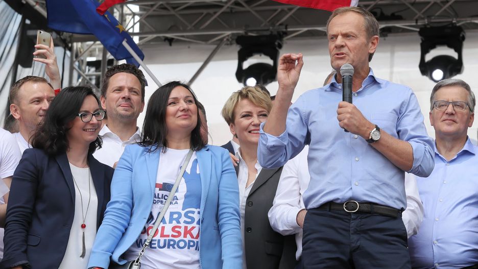 Donald Tusk mocno zaangażuje się w Polską politykę.