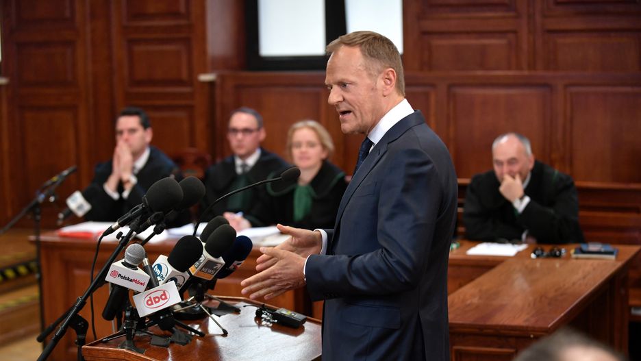 Donald Tusk w Sądzie Okręgowym w Warszawie, zeznając w sprawie Tomasza Arabskiego, nie powiedział niczego nowego, zasłaniając się niepamięcią. Debata na temat katastrofy smoleńskiej staje się coraz bardziej jałowa