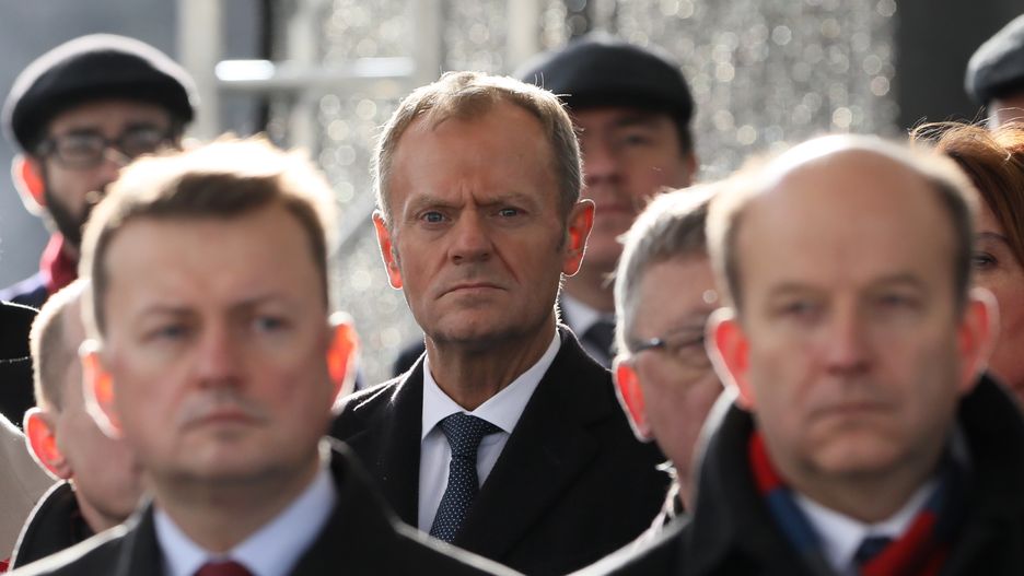 Donald Tusk podczas uroczystej odprawy wart przed Grobem Nieznanego Żołnierza w Warszawie