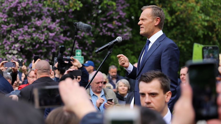 Donald Tusk przemawia na dziedzińcu UW