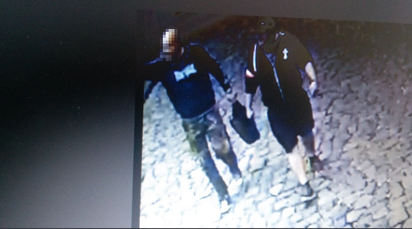 Zakrywamy twarz jednego ze sprawców ataku na dom Tuska. Na stronie prokuratury nie ma nagrania