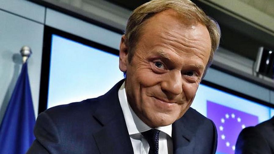 Donald Tusk pogratulował Oldze Tokarczuk i wbił szpilę ministrowi kultury