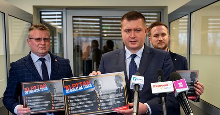 Politycy PiS zostawili 10 pytań do Tuska