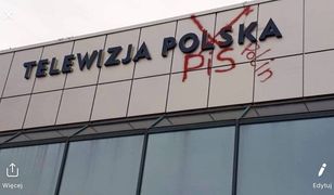 Budynek TVP w Rzeszowie zdewastowany. "Telewizja PiS"