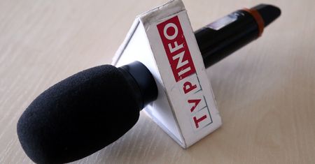 "Paski terroru". Zbadano nagłówki w TVP Info i TVN24