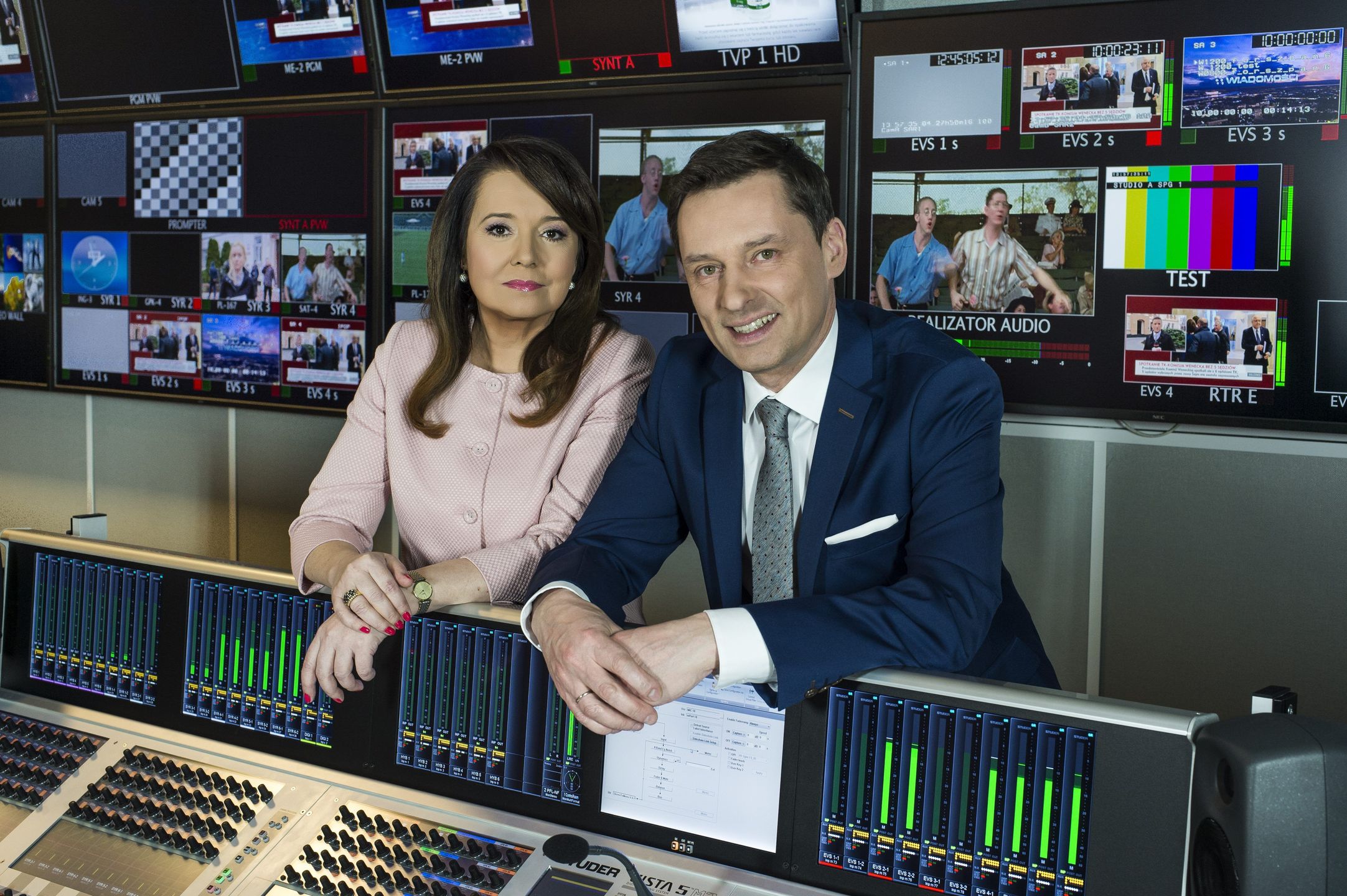 Danuta Holecka i Krzysztof Ziemiec, dwójka popularnych prezenterów programów informacyjnych telewizji publicznej.