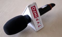 "Paski terroru". Zbadano nagłówki w TVP Info i TVN24