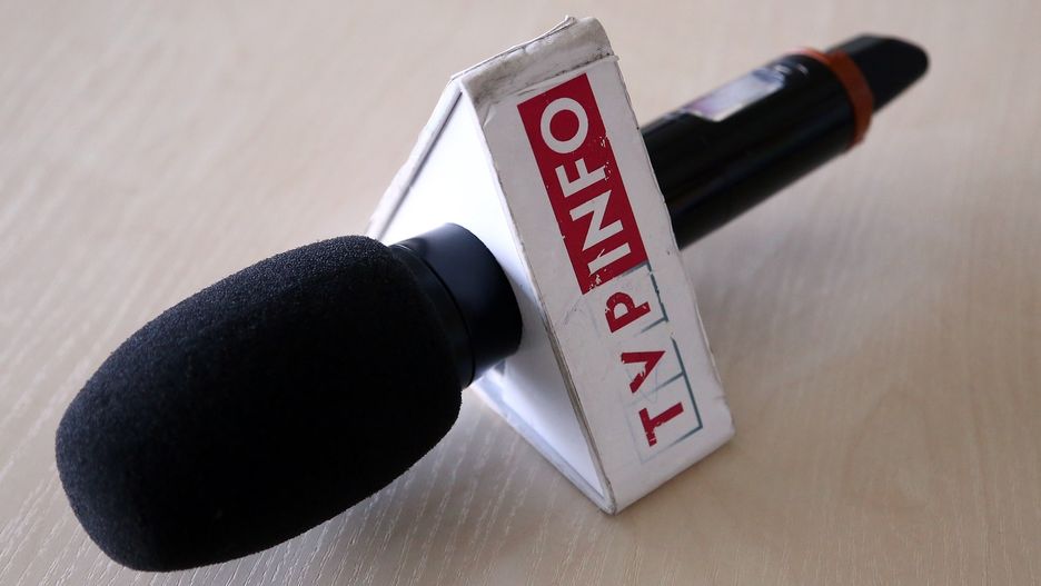 Porównano ponad 8 tys. pasków TVP Info i TVN24