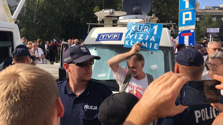 Interwencja policji podczas demonstracji w obronie sądownictwa.
