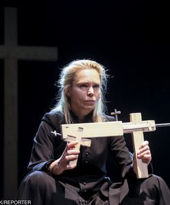 Wrzucili race do Teatru Powszechnego. Próbowali zablokować "Klątwę"