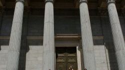 Członkowie stowarzyszeń gejów i lesbijek pozują do zdjęcia przed wejściem do siedziby Kongresu Deputowanych w Madrycie