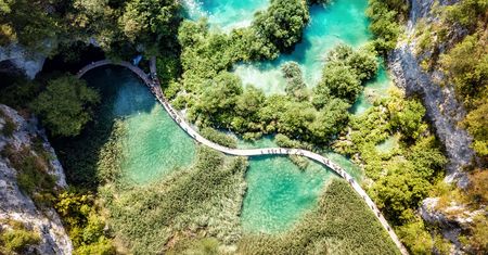 Jeziora Plitwickie w Chorwacji. Magiczna atrakcja Europy