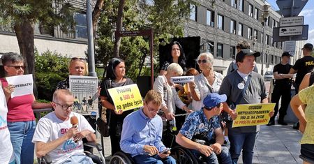 Niepełnosprawni protestują przed Sejmem. Hartwich dla WP: dyskryminują nas i nasze dzieci