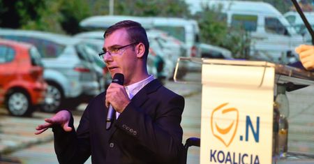 Jakub Hartwich radnym Rady Miasta Torunia. Arkadiusz Myrcha gratuluje