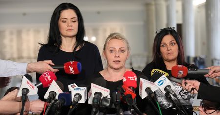 Terlecki chce, by "nie męczyć dzieci". Matka niepełnosprawnego: "zgasło światełko nadziei"
