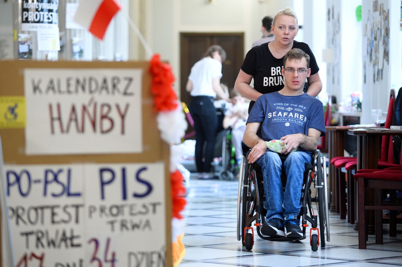 Rodzice dorosłych niepełnosprawnych będą protestować przed kancelarią Mateusza Morawieckiego