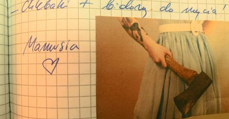 Sposób na dobre rodzinne relacje? Zdjęcie Godzilli z podpisem "Buzi! Wasza mateńka"