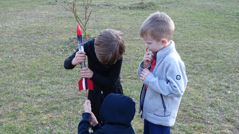 Modelarstwo rakietowe to nie "rocket science" - to fajne zajęcie nawet dla dzieciaków (pod nadzorem dorosłych).