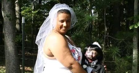20-letnia Amerykanka poślubiła lalkę-zombie. "Nigdy nie byłam szczęśliwsza"