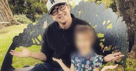 Bestialski mord w biały dzień. Zaatakował ojca z dzieckiem na kolanach