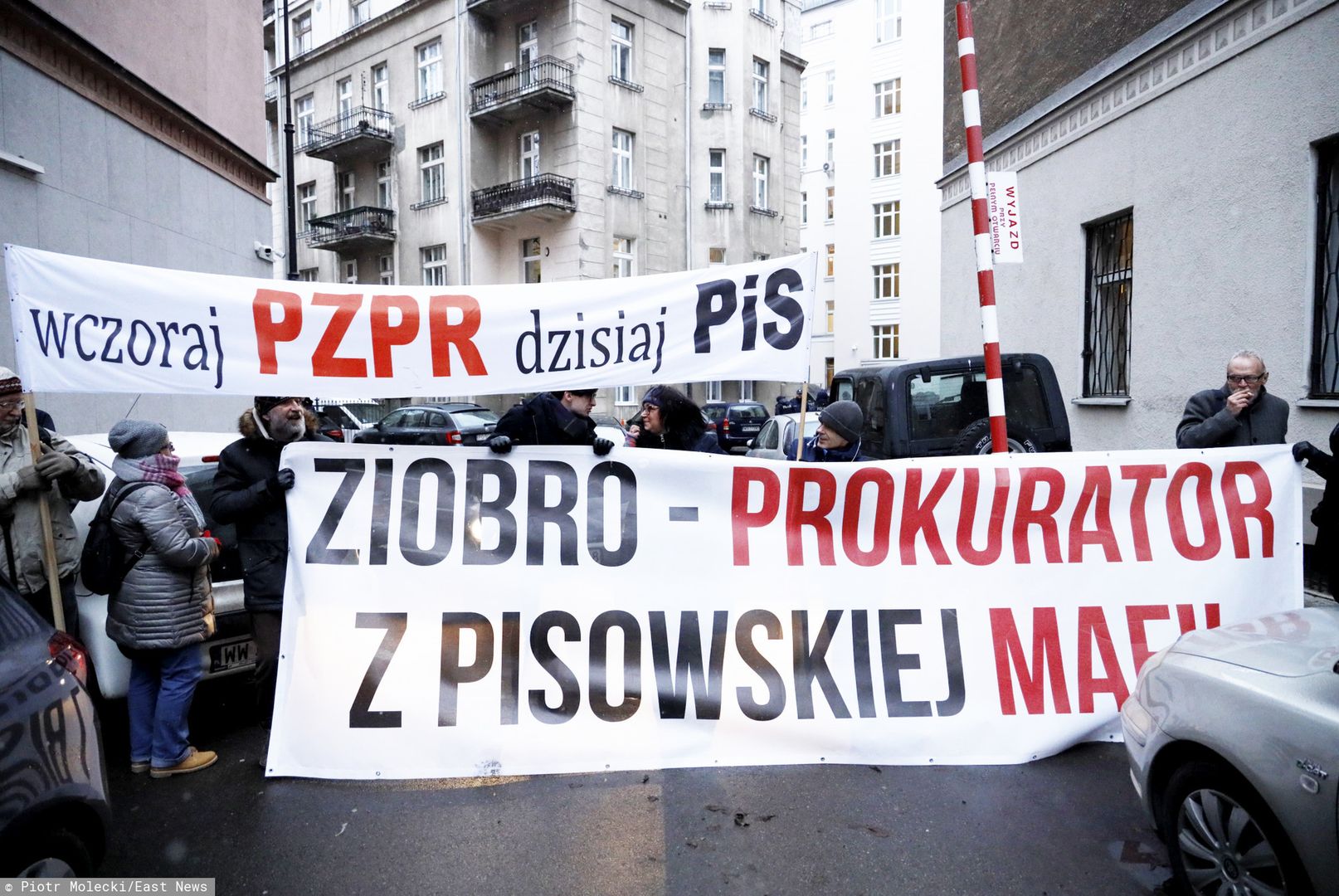 Protest przed Ministerstwem Sprawiedliwości. Zatrzymany za "naruszenie miru domowego"