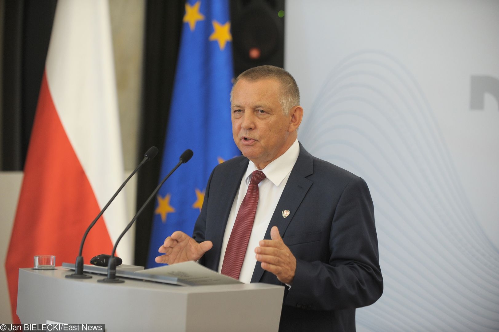 Podwładni wiceministra finansów przekonują, że znaleźli luki w jego oświadczeniach majątkowych