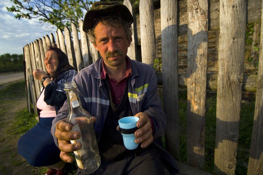 Nielegalna rozlewnia w Zachodniopomorskiem. Policjanci znaleźli ponad 2 tys. litrów spirytusu