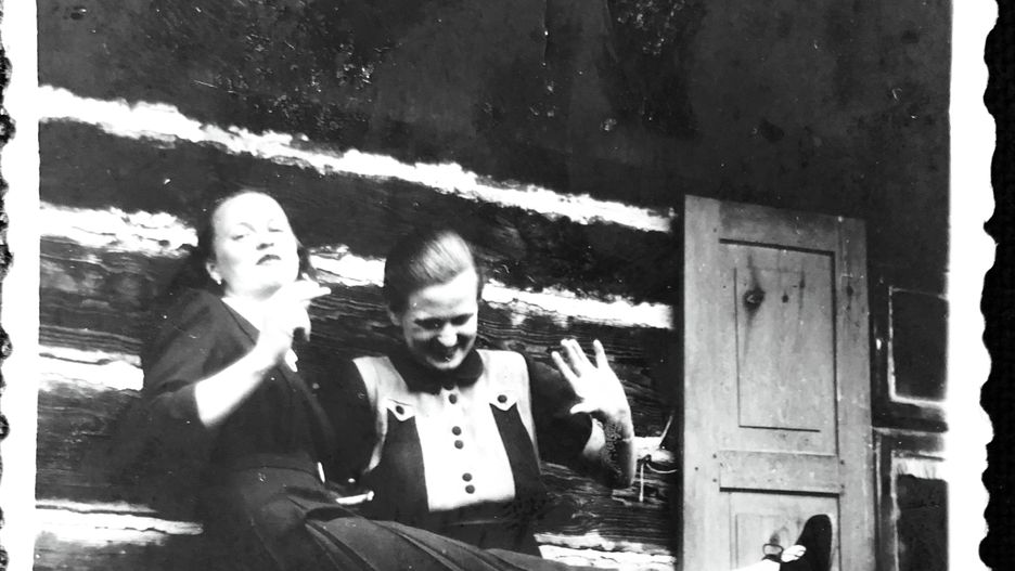 Ewa Maria Bedra (po prawej) i jej koleżanka w zaprojektowanych przez siebie sukienkach