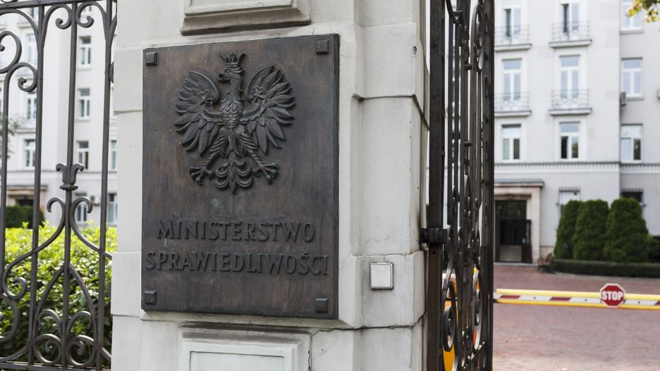 Pracownik Ministerstwa Sprawiedliwości wysłał instrukcję do sędziów. "To bezprawne" - odpowiada mu sędzia Rygiel z Krakowa.