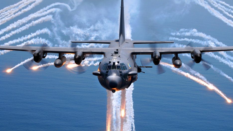 AC-130 wyrzucający flary