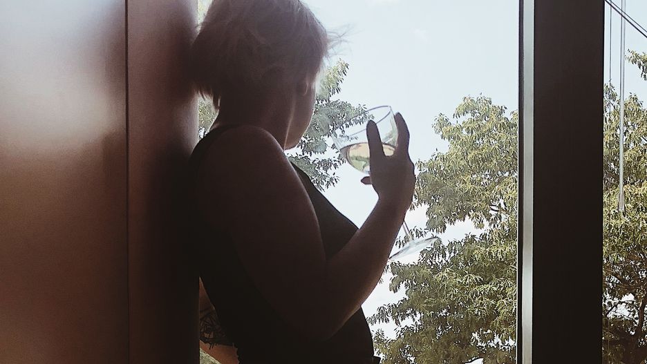 Kobiety po rozstaniach często sięgają po alkohol 