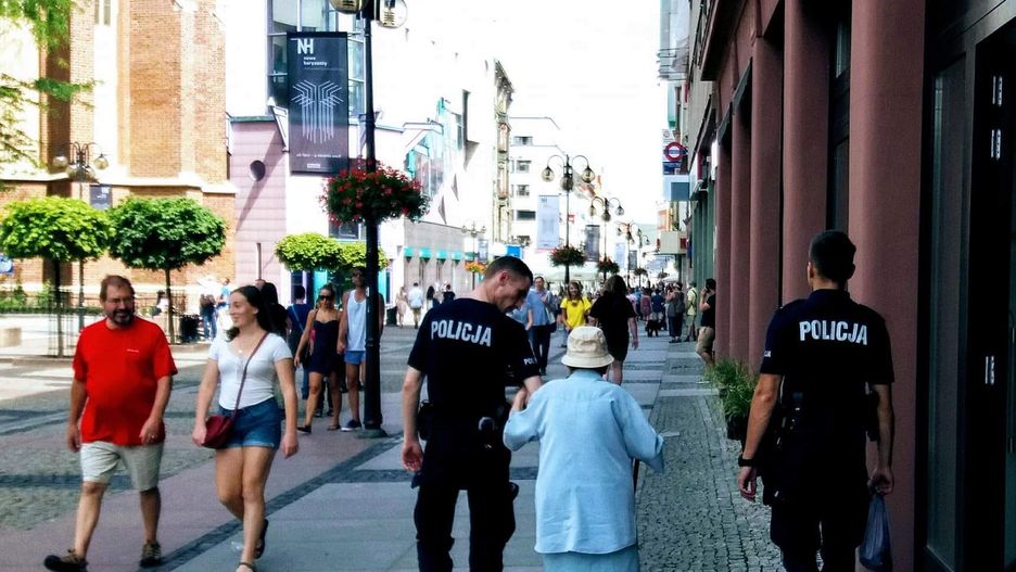 Policja pomaga starszej pani