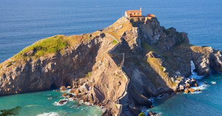 Turyści zadeptują kościół na wyspie San Juan de Gaztelugatxe. Winien popularny serial