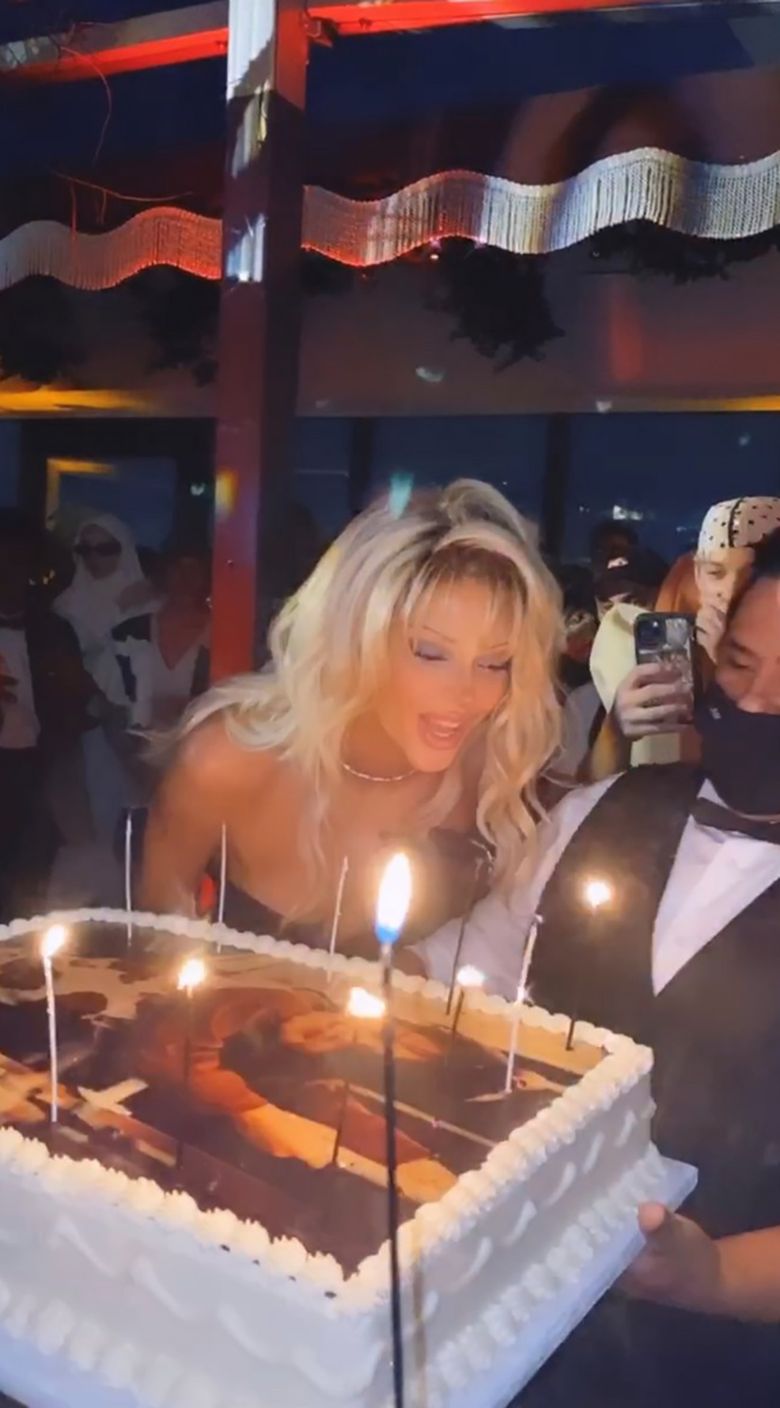 Kendall Jenner jako Pamela Anderson - Impreza z okazji 25. urodzin Kendall Jenner