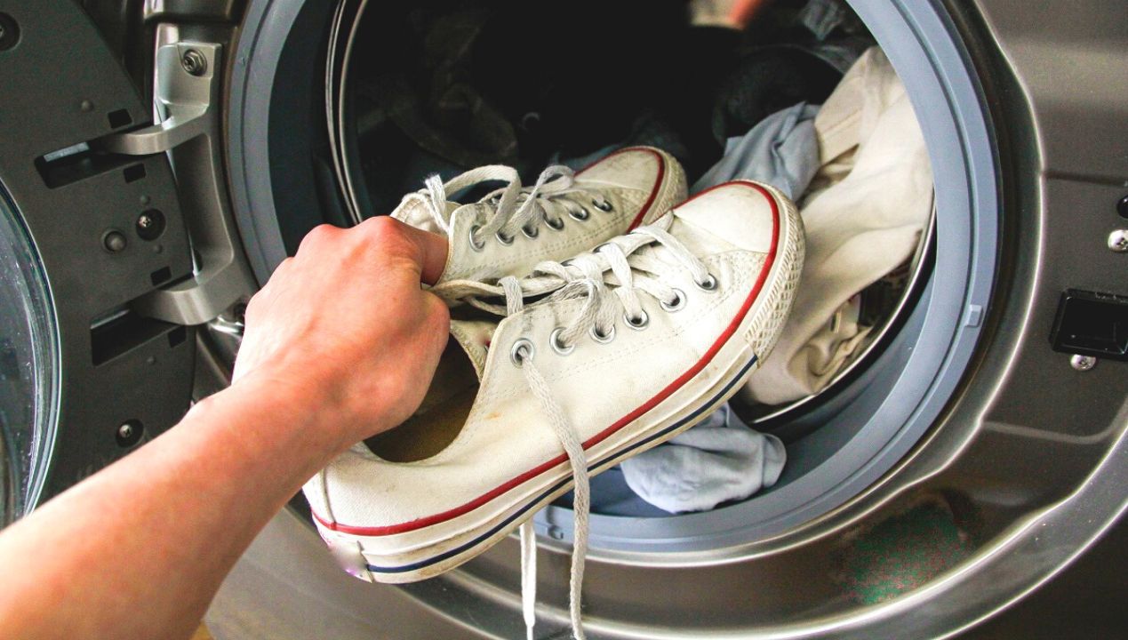 Pierzesz białe buty w pralce? Włóż do bębna jedną rzecz, będą jak nowe!