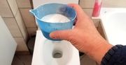 Wystarczy wsypać jedną miarkę do toalety.  Świetnie czyści i ładnie pachnie