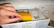 Włóż gąbkę do szuflady na detergenty i dodaj 1 składnik. Pleśń i brud znikną