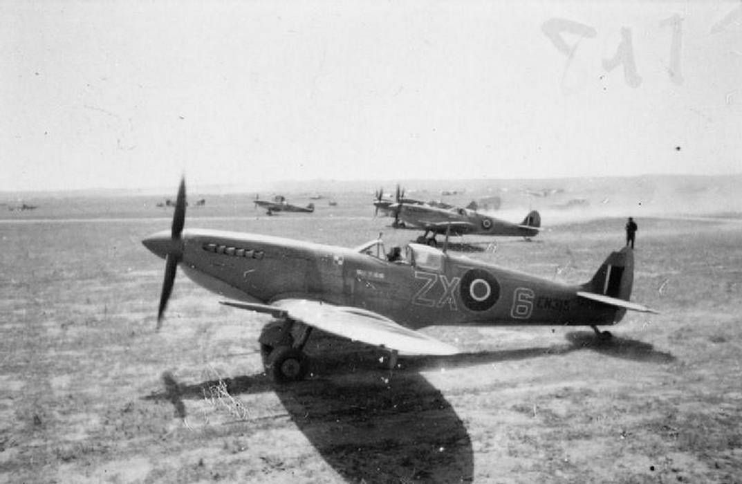 Spitfire'y Cyrku Skalskiego na afrykańskim lotnisku 