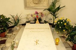 Msza przy grobie Jana Pawła II w Watykanie