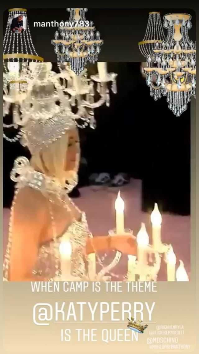 Katy Perry - sukienka świecąca w ciemności