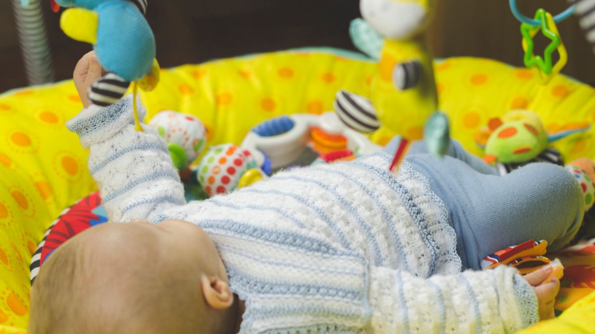 Zabawki interaktywne dla niemowląt pomagają w rozwoju zarówno umysłowy, jak i fizycznym dzieci